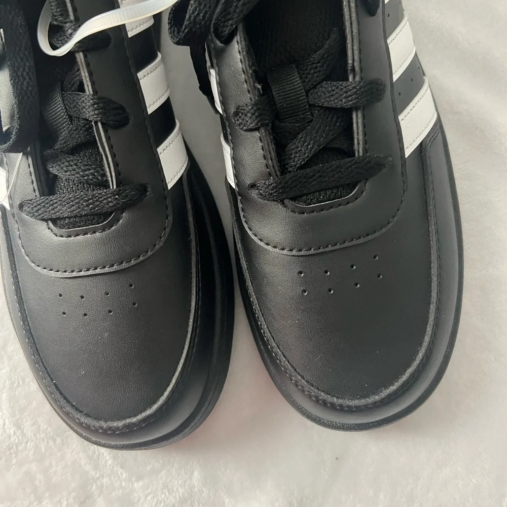 Adidas Men's Black and White Striped Sneakers, Size 6, Brand‎ New